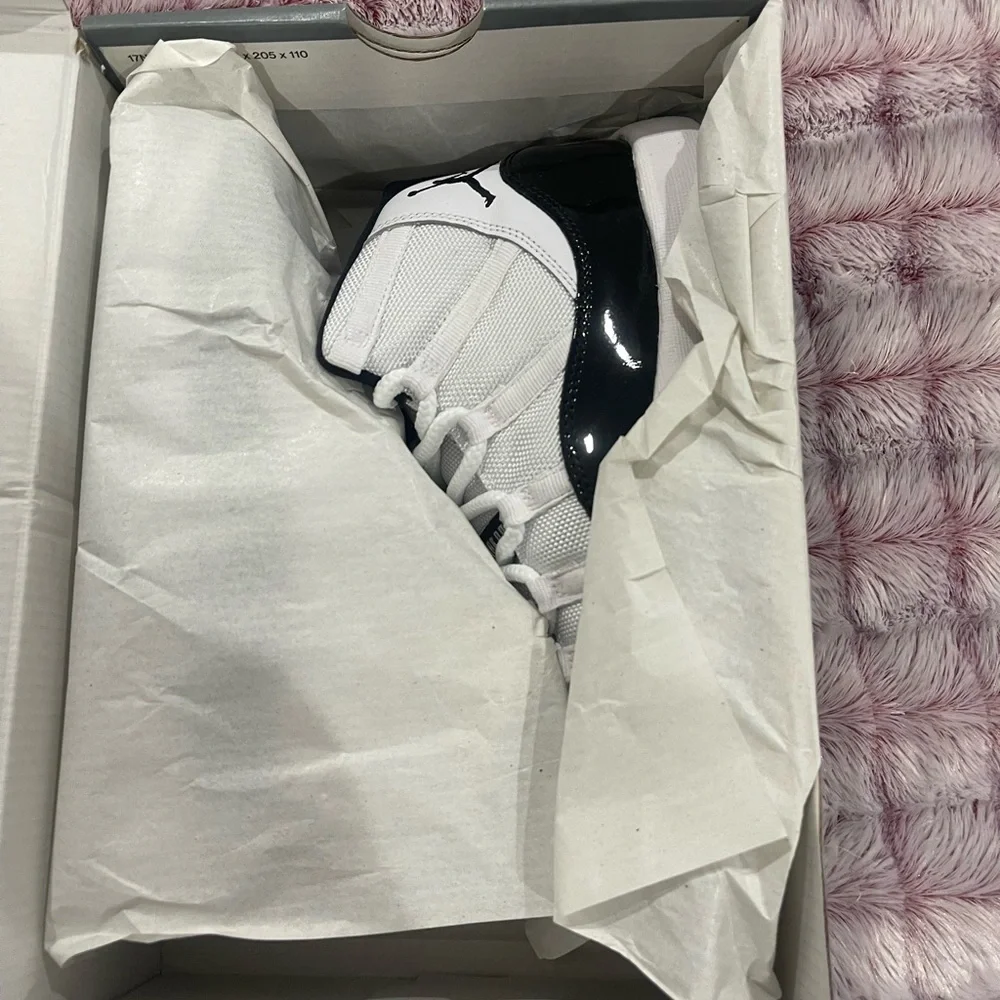 Air Jordan 11 Retro 'Gratitude - Picture 4 of 5